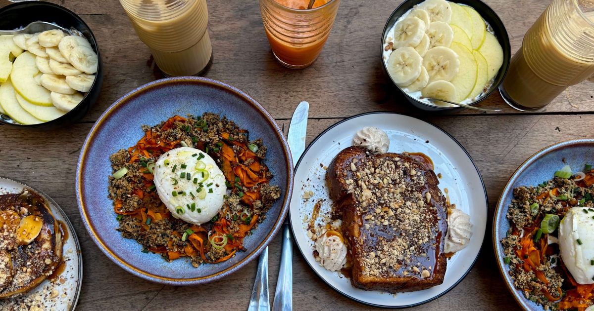 Table de brunch avec pancakes, viennoiseries et café dans un cadre cosy à Niort